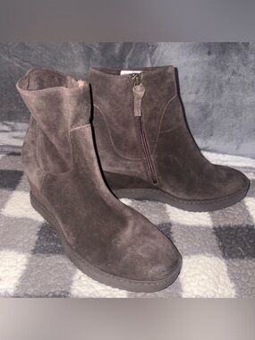 New AQUA Sofft Khele Suede Waterproof Wedge Ankle Booties Brown Size 10W NWOB